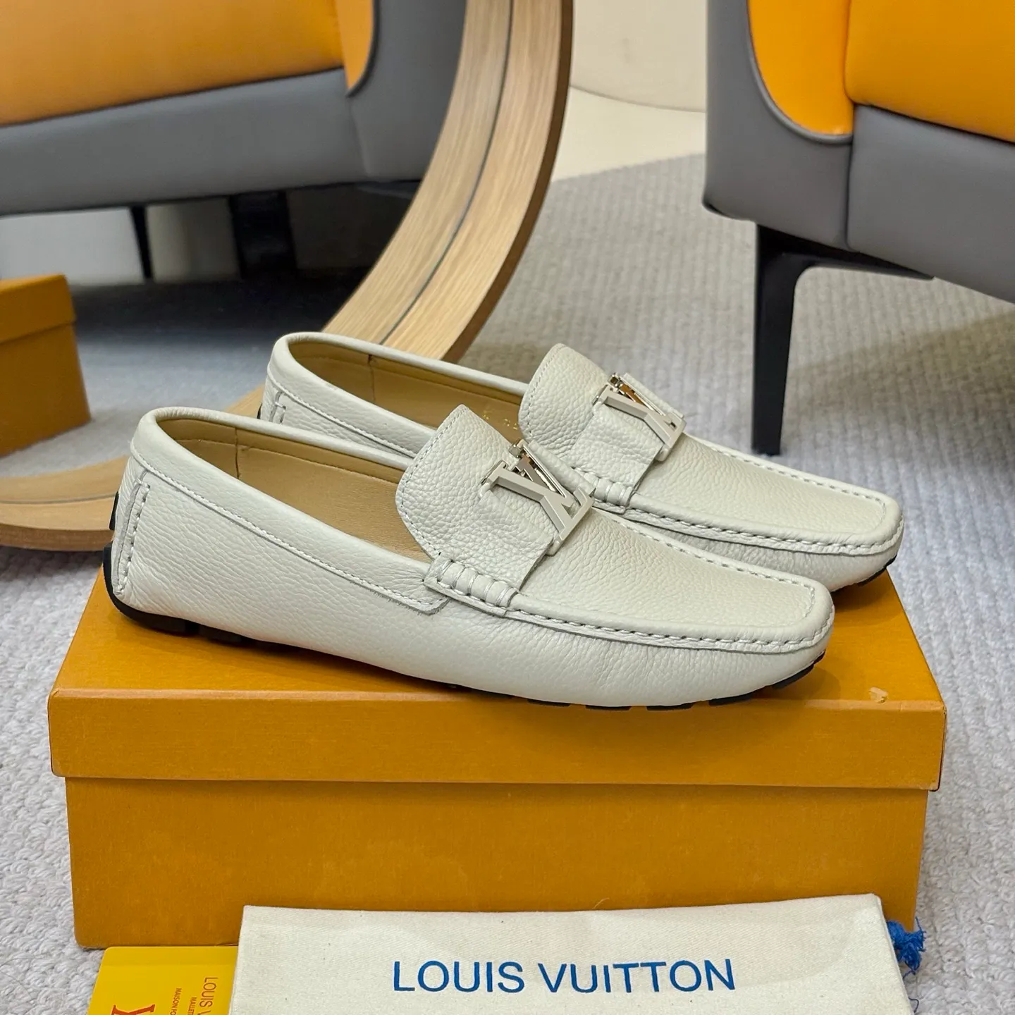 Men's men's shoes 💰420 (Yangli) LV 2⃣️0⃣️2⃣️5️⃣Spring and summer counter GLORIA series models ✈️Original factory special leather production, original last type. A classic driving slip-on casual shoe that shows an elegant style with exquisite craftsmanship details such as Monogram embossing all over the upper🌀Italian imported calfskin fabric Sheepskin foot pads➕Inside～Private mold replica sole Unique style Comfortable driving slip-on Size: 4-12 (38-46) Comes with [Counter packaging: original box, wrapping paper, card, instruction manual, shoehorn, cloth bag] No pressure to enter and leave the counter!